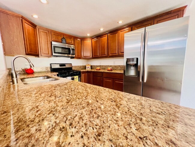 Building Photo - Beautifully Vista Upgraded Upstairs Corner Condo