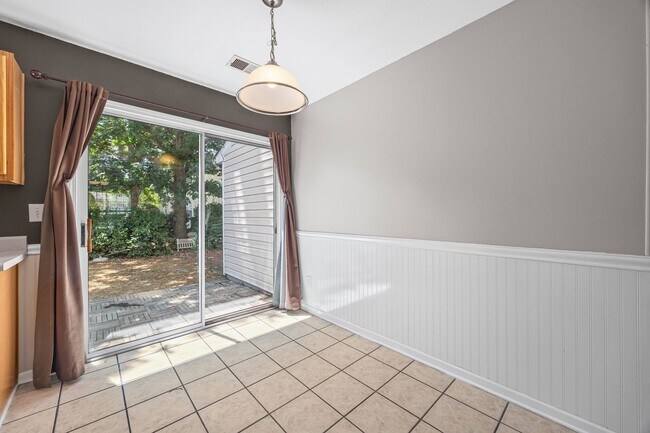 Building Photo - Great 2 bdrm Townhome in Steele Creek area...