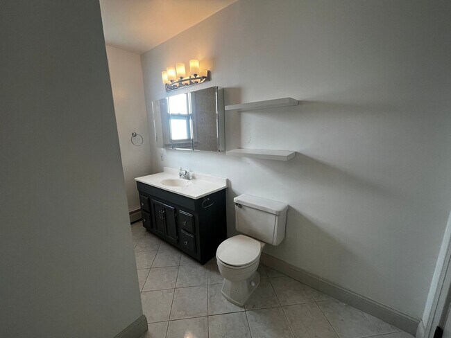 Building Photo - Inviting 2-Bedroom 2nd Floor Apartment in ...