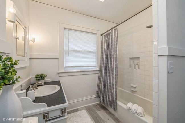 Building Photo - 3 Bedroom Large House for Rent