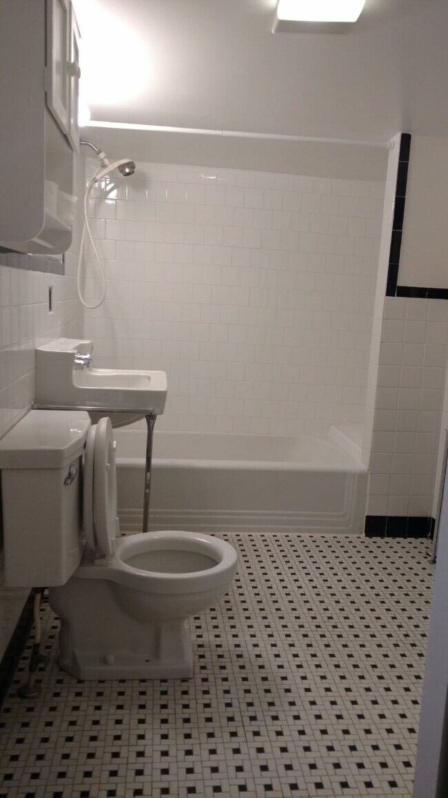 Building Photo - "Charming 4-Bed Gaithersburg Haven: Spacious 3,330 Sq. Ft. Home with Granite Countertops & Gleami...