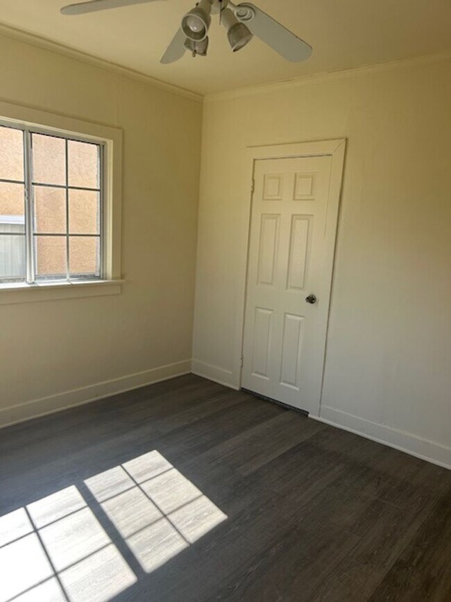 Building Photo - 649