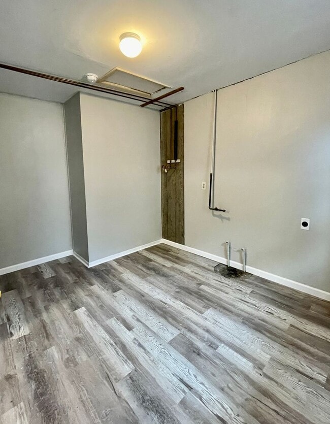 Building Photo - Remodeled 3 Bedroom, Section 8 Approved
