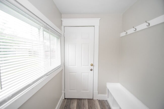 Building Photo - "Charming 3-Bed Duplex Retreat on E Ohio S...