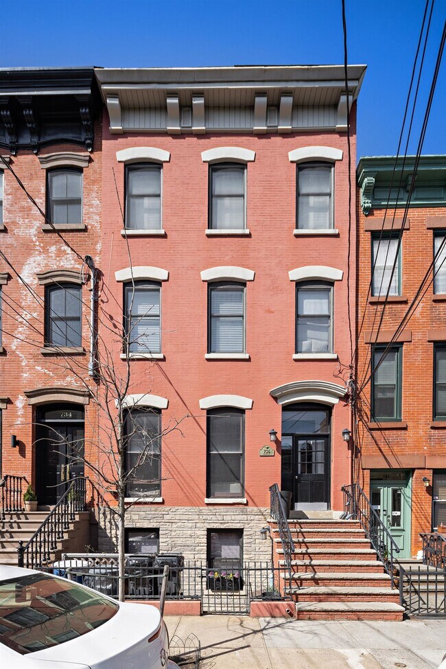 Building Photo - 736 Garden St
