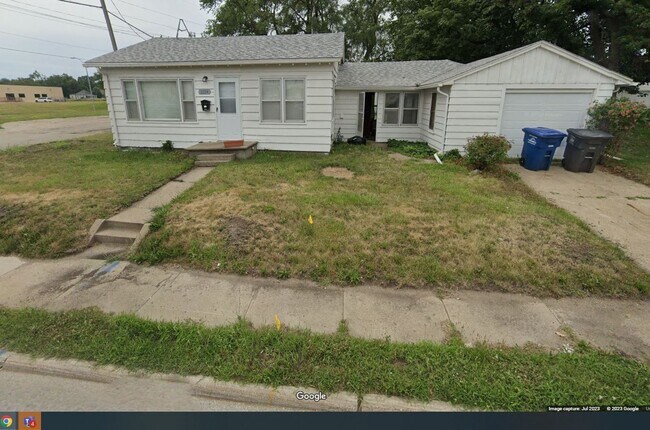 Building Photo - MOVE IN SPECIAL! 3 Bedroom Home with Huge Detached Garage!