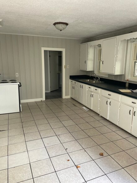 Kitchen - 145 E Walnut St