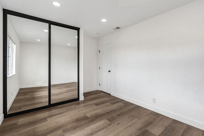 Building Photo - Just Renovated: Stunning 3-Bedroom, 2-Bath...