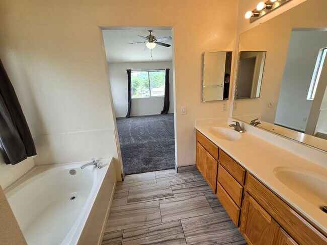 Building Photo - Bright & Spacious Woodland Home with Functional Layout 3 bed/2.5 bath