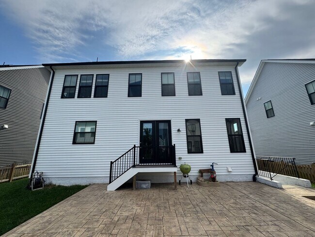 Building Photo - Stylish And Spacious 4 Bed 3.5 Bath Home I...