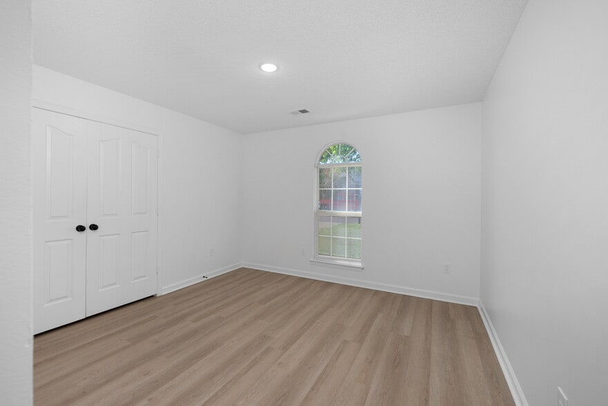 Building Photo - 750 Sweetwater Dr