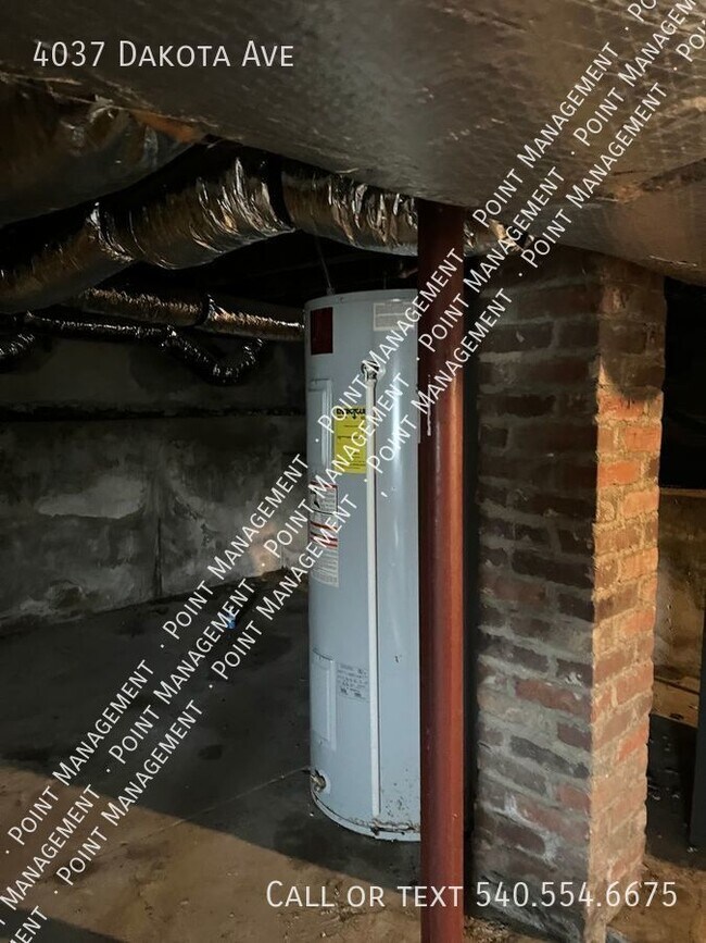 Building Photo - 4 bed 1 bath with Backyard space