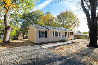 Building Photo - Available Now! - 3 BED 1 BATH HOME-