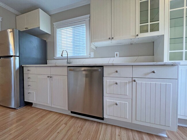 Building Photo - Charming and updated 2 bedroom, 1 bath bun...