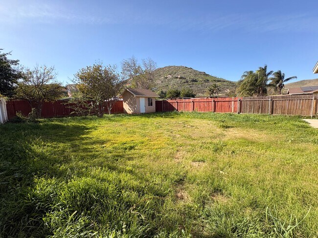 Building Photo - 4 Bed, 2 Bath in Bloomington!