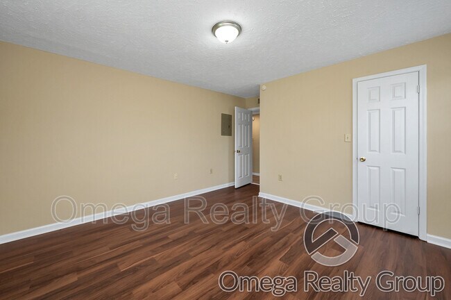 Building Photo - 156 Patton St W