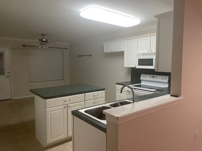 Building Photo - 3/2 Central heat and air, washer dryer connections