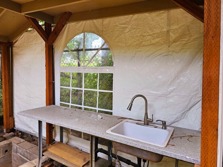 Building Photo - 309 NE Graham St