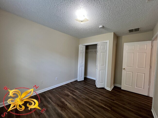 Building Photo - $1595 3/2 - K- Section Great Location Off ...