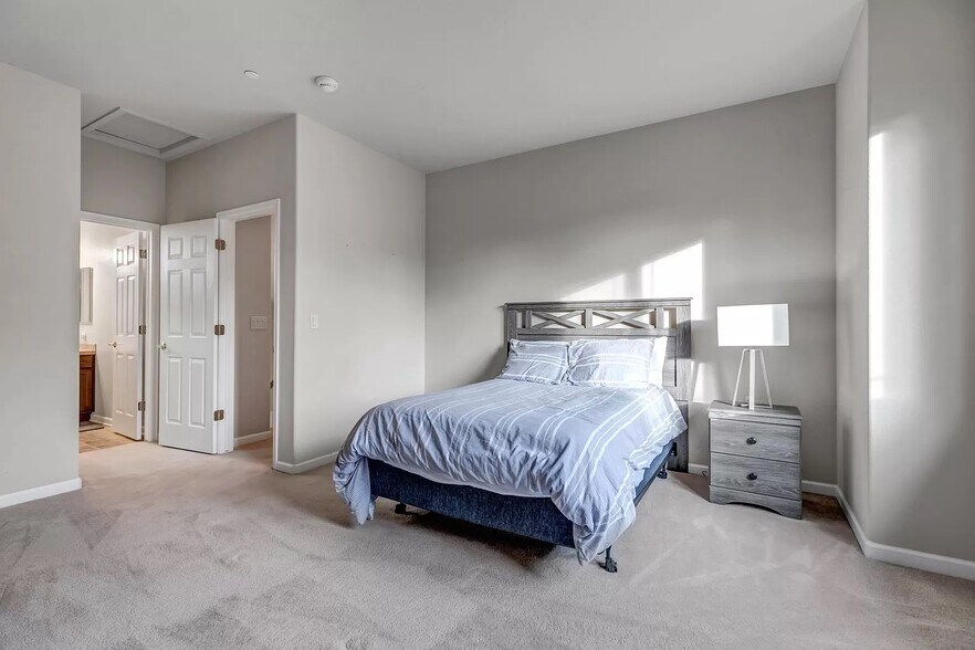 Building Photo - 6291 Ellingwood Point Way