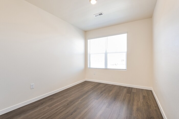Building Photo - 13401 Oneida Ln