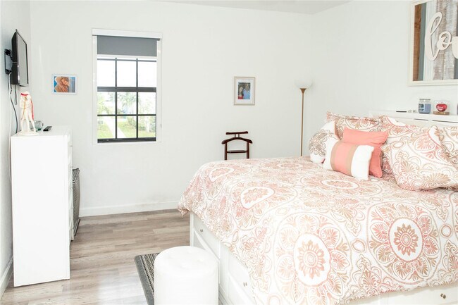 Building Photo - 1147 SW 7th Ave