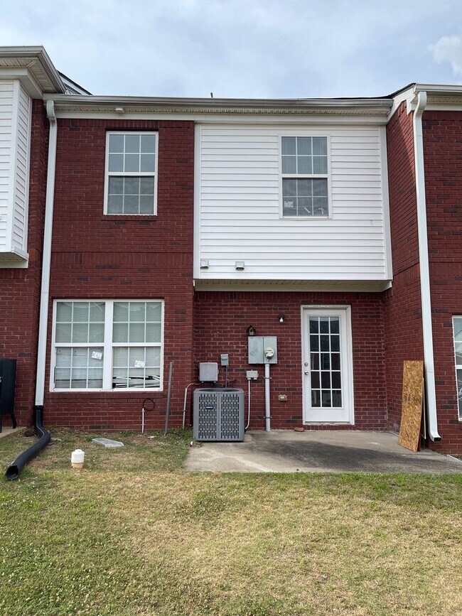 Building Photo - Updated Townhome