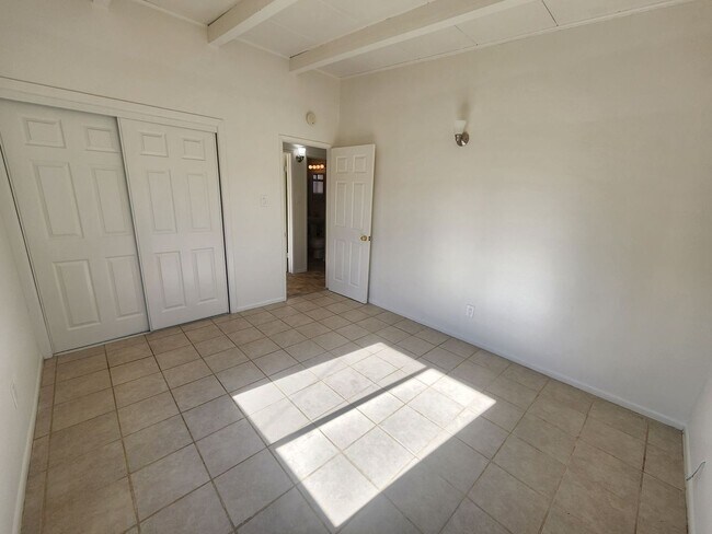 Building Photo - Cute 2 Bedroom 1 Bath Home