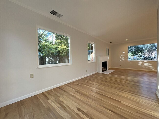 Building Photo - Charming Palo Alto Home with Renovated Kitchen & Spacious Backyard
