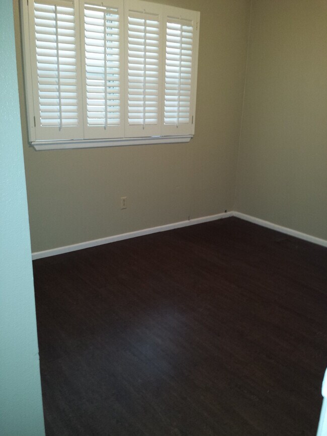 Building Photo - Great Centrally Located Property,Tech, Med...