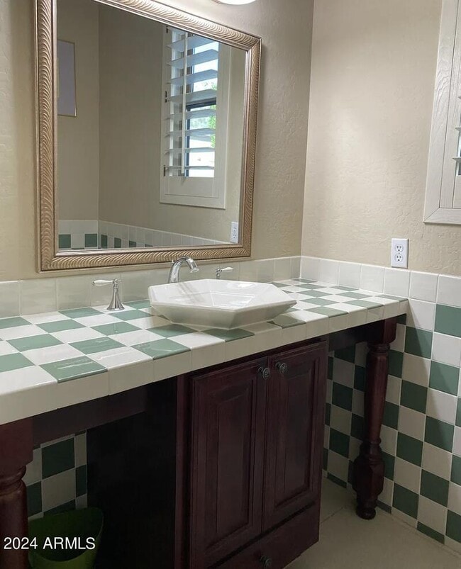 Building Photo - 1223 E Moss St