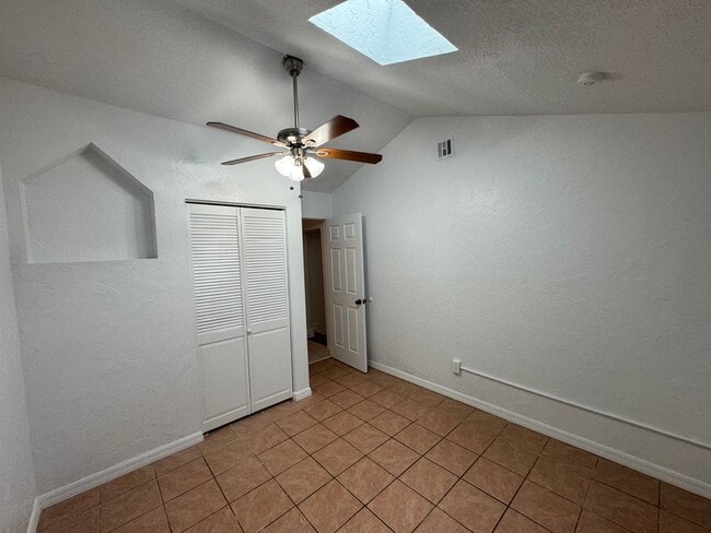 Building Photo - GORGEOUS! 5 Bedroom, 3 Bathroom Home in Deland!