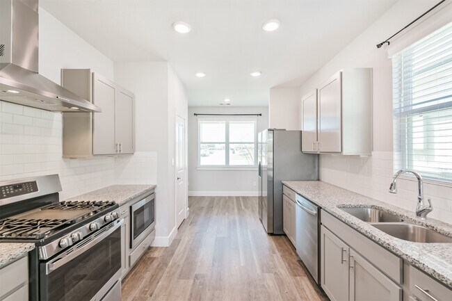 Building Photo - 13083 Clear View Dr