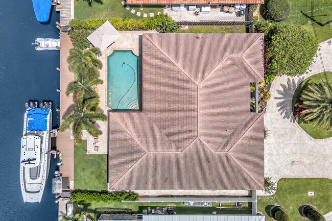 Building Photo - 2471 NE 46th St