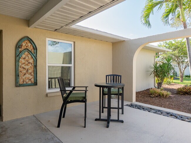Building Photo - Luxury Seasonal Furnished Rental "Charming...
