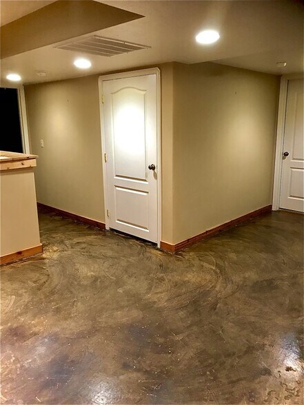 Building Photo - 4835 Creek View Dr