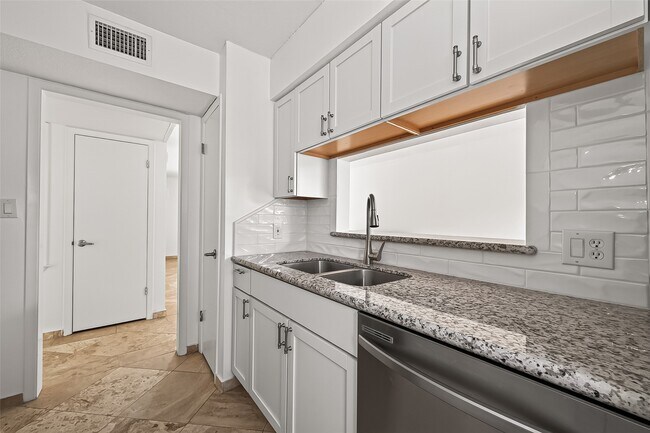 Building Photo - 3303 W Greenridge Dr