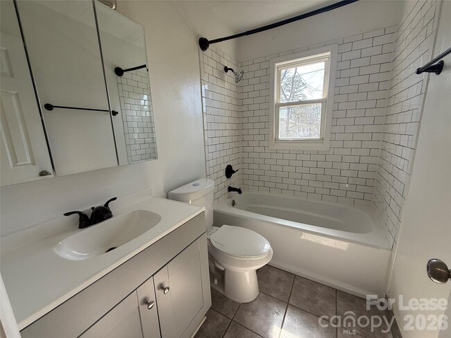 Building Photo - 421 Honeywood Ave