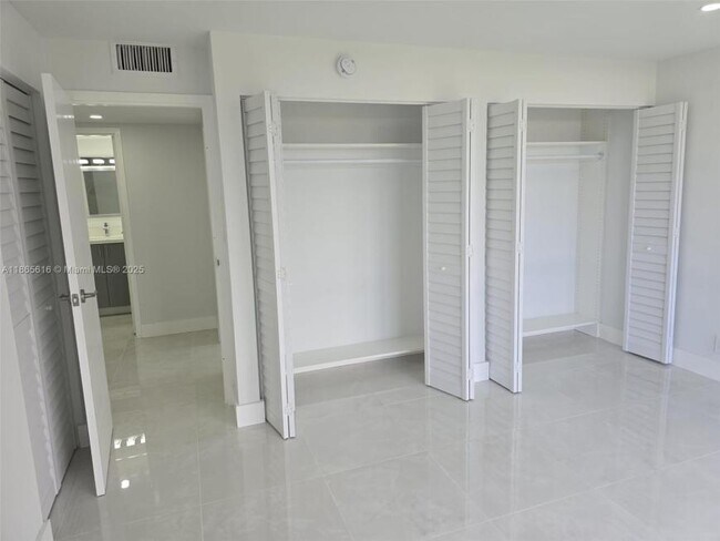 Building Photo - 2 bedroom in Sunny Isles Beach FL 33160
