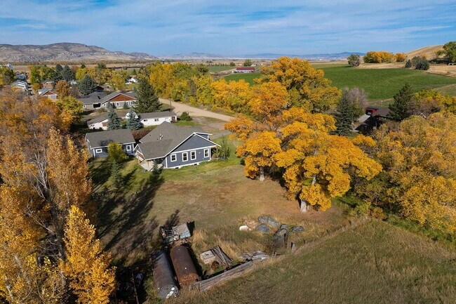 Building Photo - Beautiful and Spacious 3 Bed, 2.5 Bath Hom...