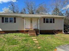 Building Photo - 200 Holliday Ln