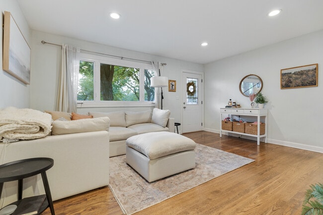 Building Photo - 328 S 14th St