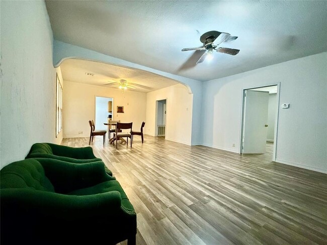 Building Photo - 1013 W 3rd St