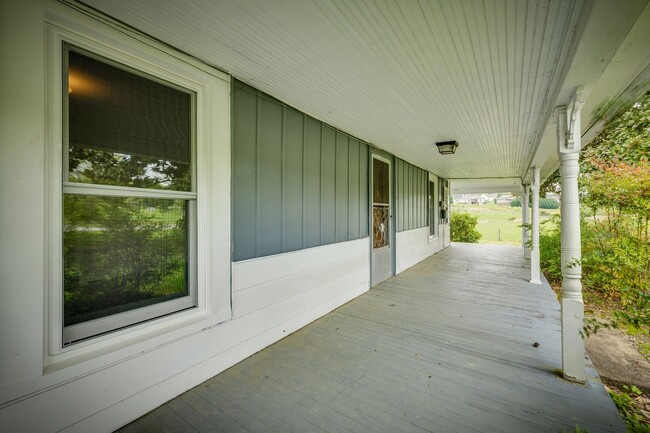 Building Photo - 4 Br/ 1 bath Farmhouse