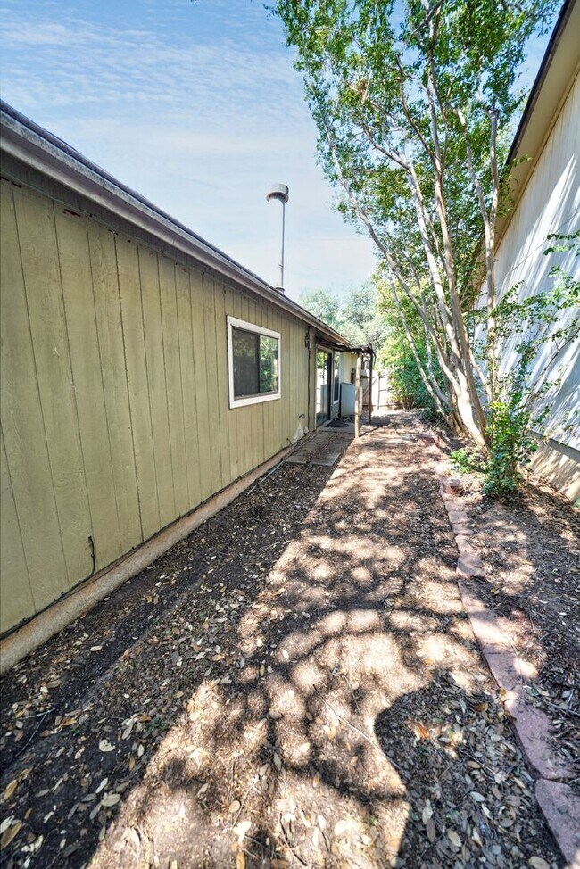Building Photo - Cozy 3-Bed, 2-Bath with Fireplace in Prime...