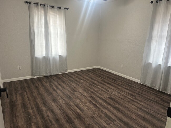 Building Photo - 208 Walnut St