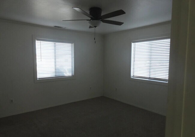 Building Photo - Cute 3 Bedroom, 2 Bath, 2 Car Garage In "Prescott Valley"