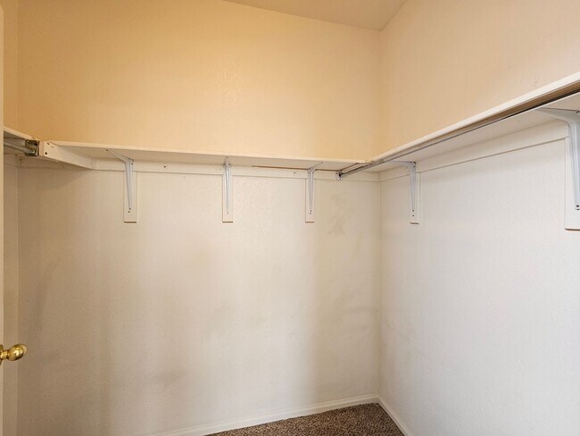 Building Photo - Awesome Aurora Top Floor 2 Bed 2 Bath Cond...