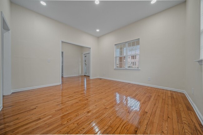 Building Photo - Spacious & Recently Renovated 4 Bedroom Home Available Now!!