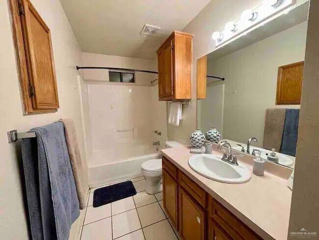 Building Photo - 624 S Pleasantview Dr